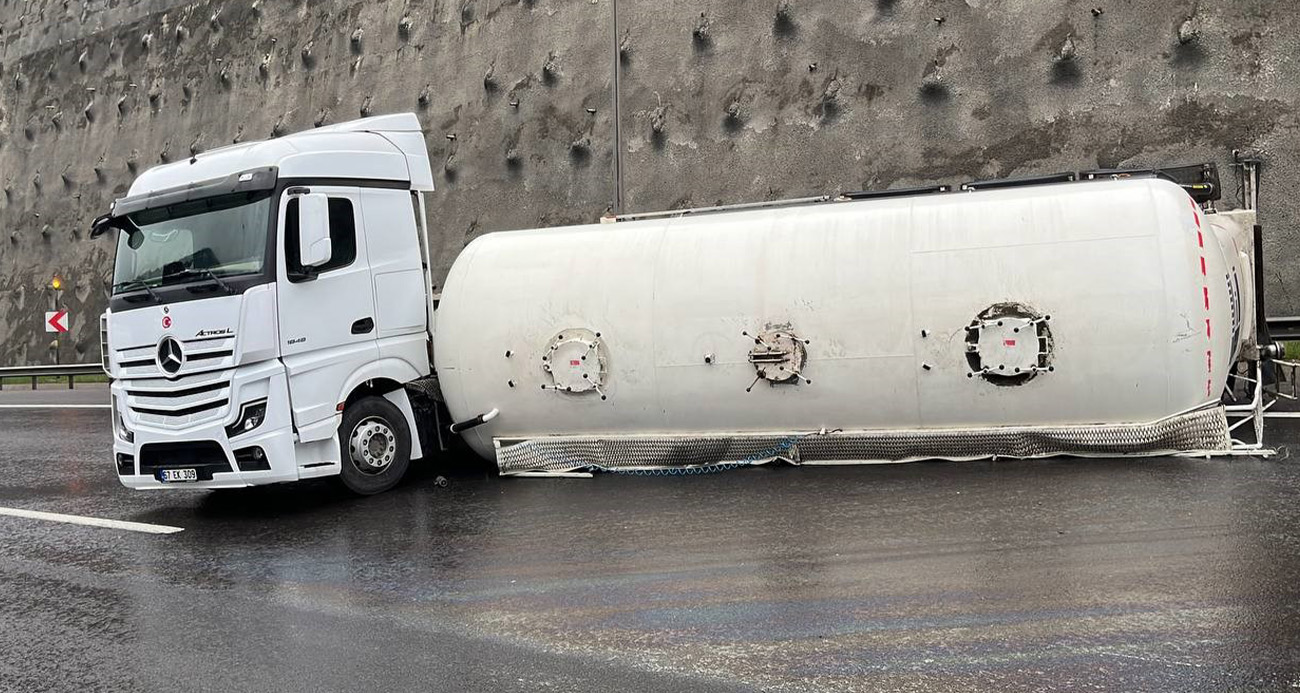 Otoyolda çimento yüklü tırın silobas dorsesi devrildi...BoluNet