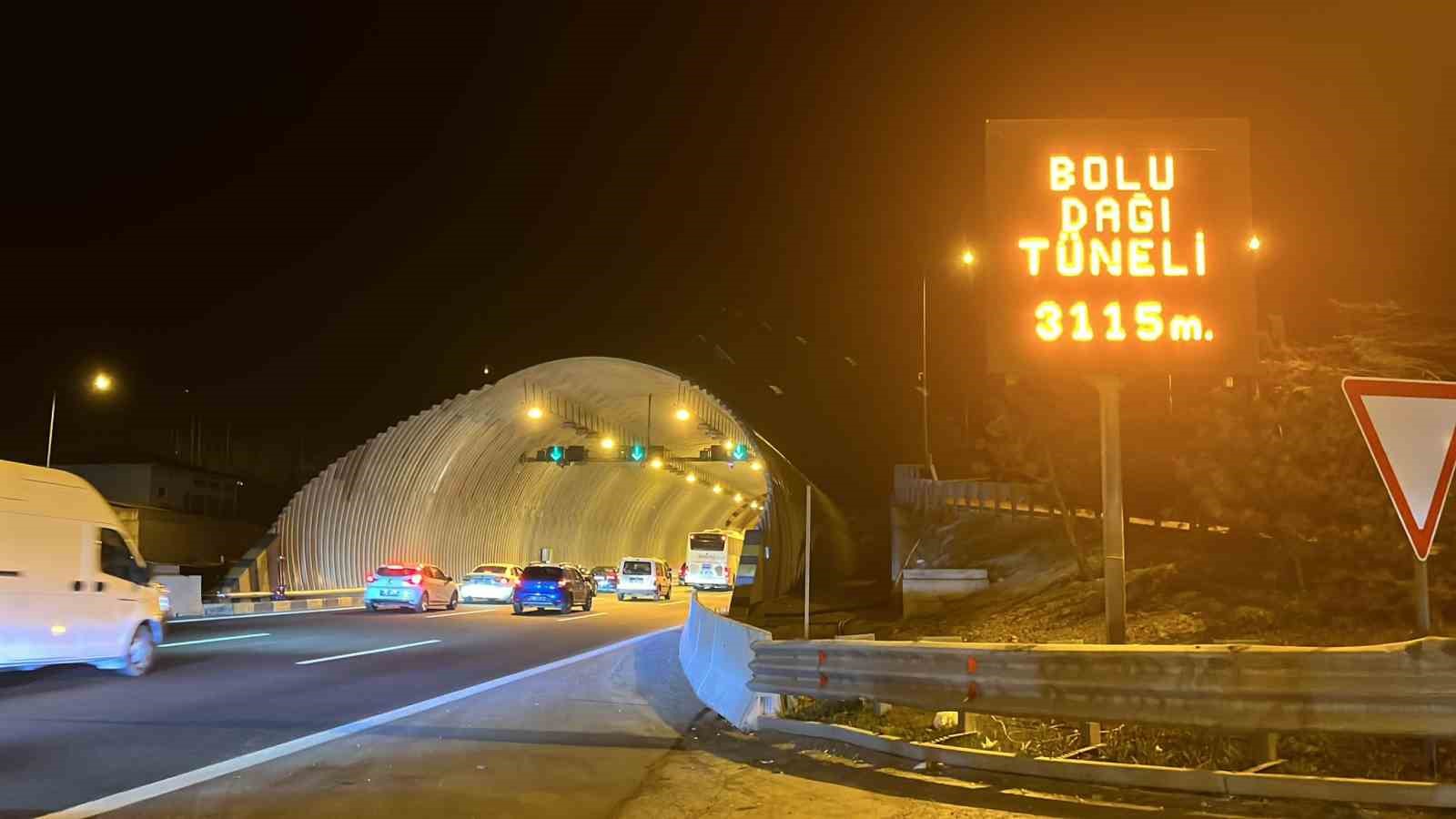 Otoyolda gece saatlerinde tatilcilerin yoğunluğu arttı...BoluNet