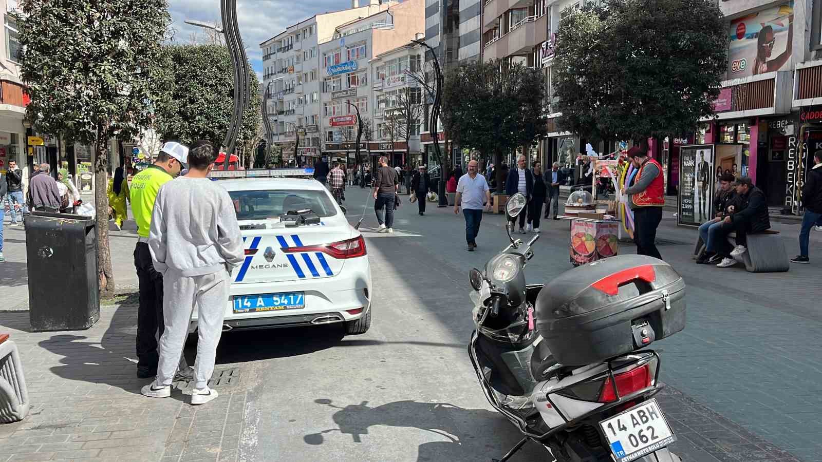 Polis, motosikletlerin girmesi yasak olan caddede göz açtırmıyor...BoluNet