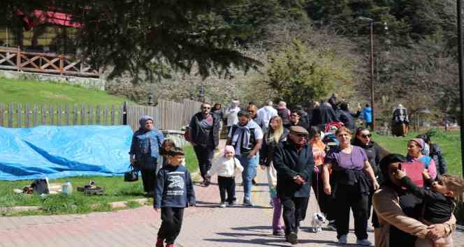 Ramazan Bayramı'nın ikinci gününde tatilciler Gölcük Tabiat Parkı'na akın etti