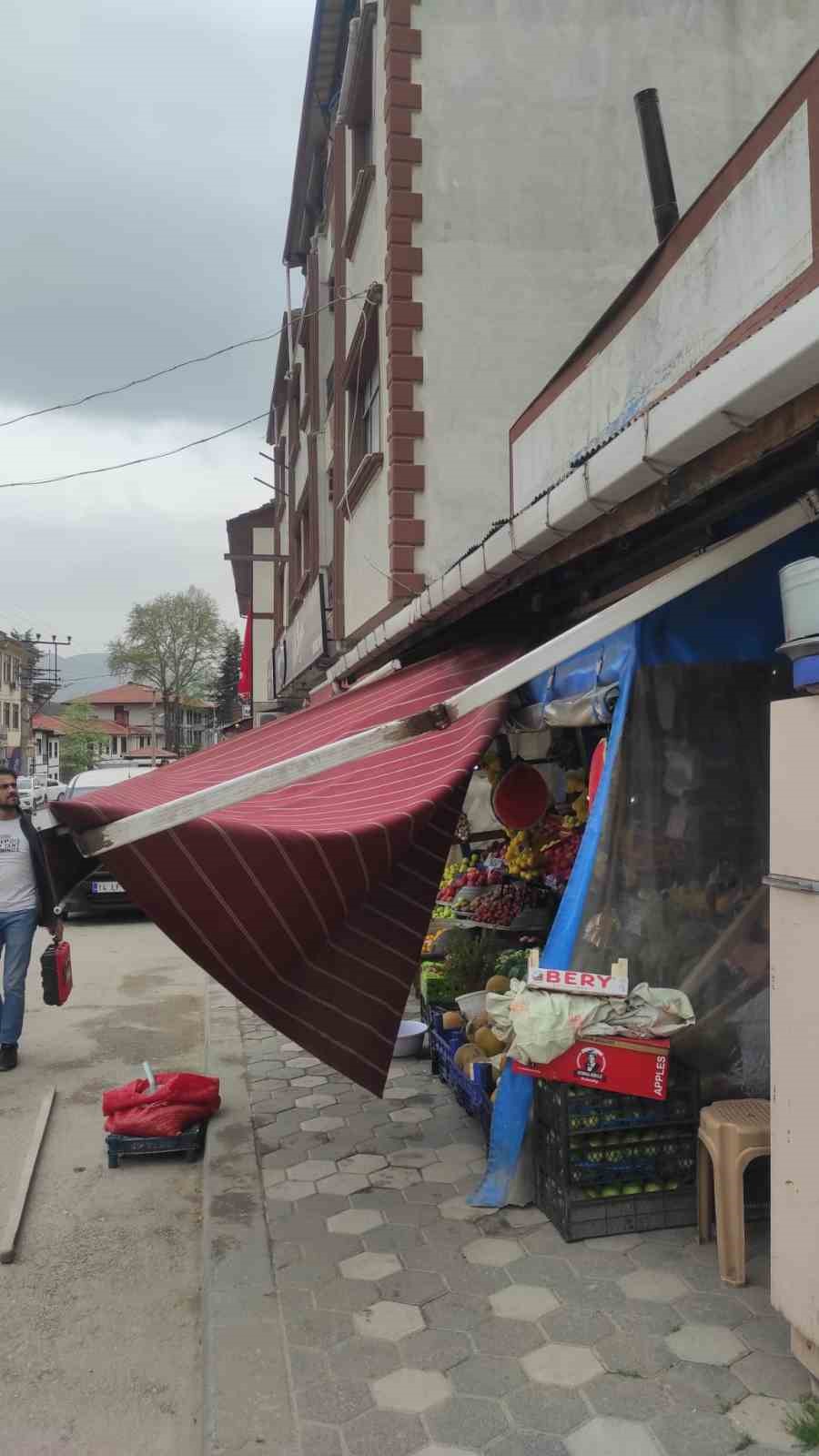 Rüzgar, manavın tentesini yıktı geçti...BoluNet