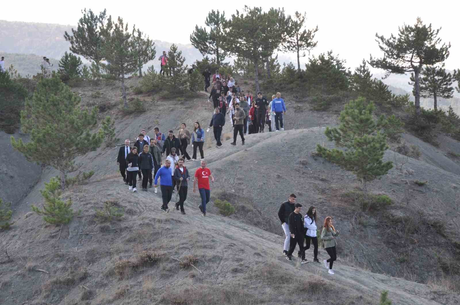 Şehitler için 4 kilometre yürüdüler 