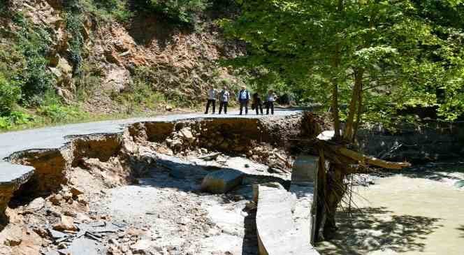 Selden zarar gören Mengen-Yedigöller yolu ulaşıma açıldı 