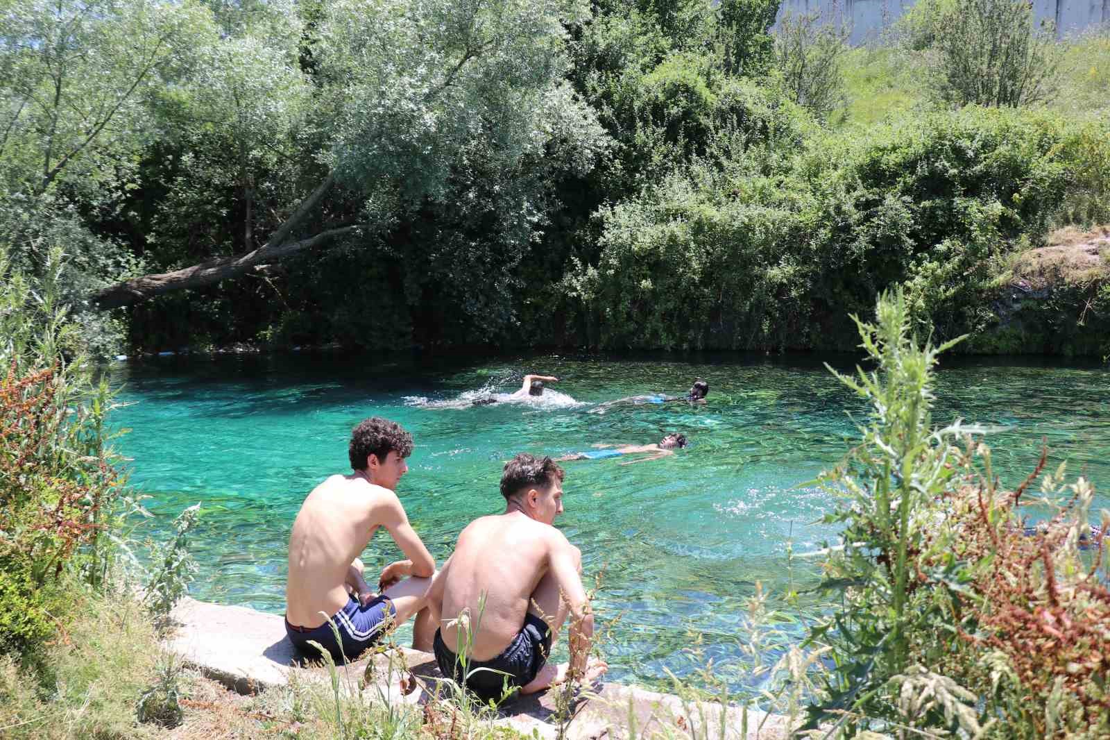 Serinlemek uğruna tehlikeli suda böyle yüzdüler ...BoluNet