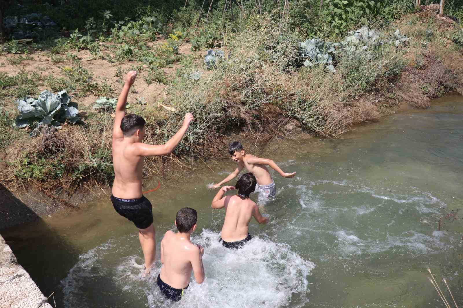 Sıcaktan bunalan çocuklar kanalı aquaparka çevirdi 