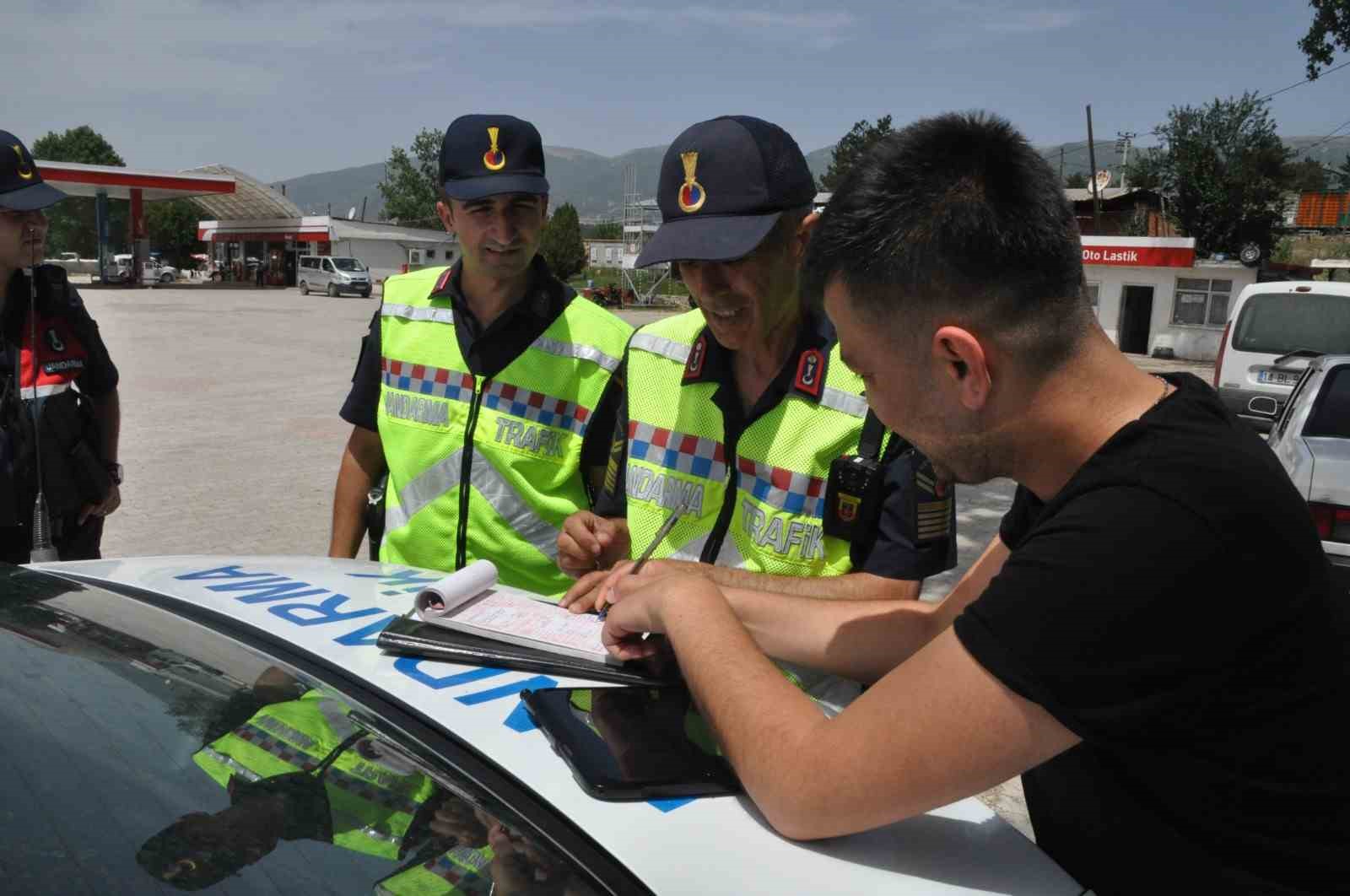 Sivil jandarma yolcu olarak bindiği minibüste şoförü affetmedi ...BoluNet