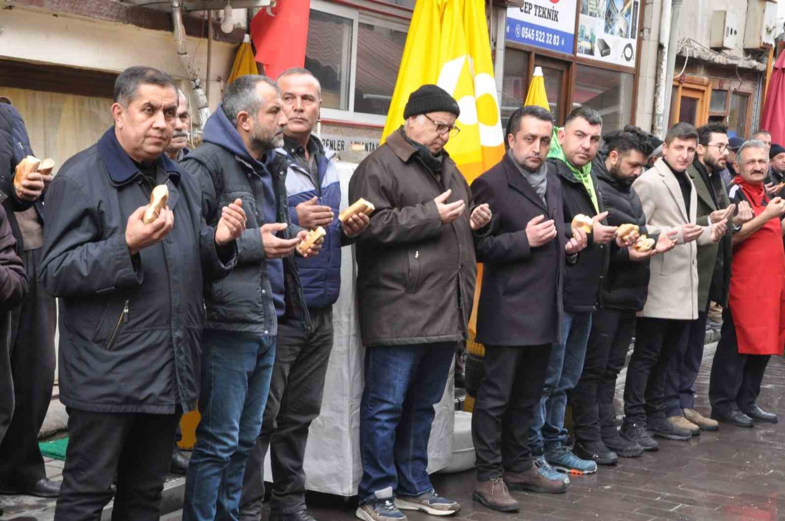 Soğuğa aldırış etmeden geleneği sürdürdüler...BoluNet