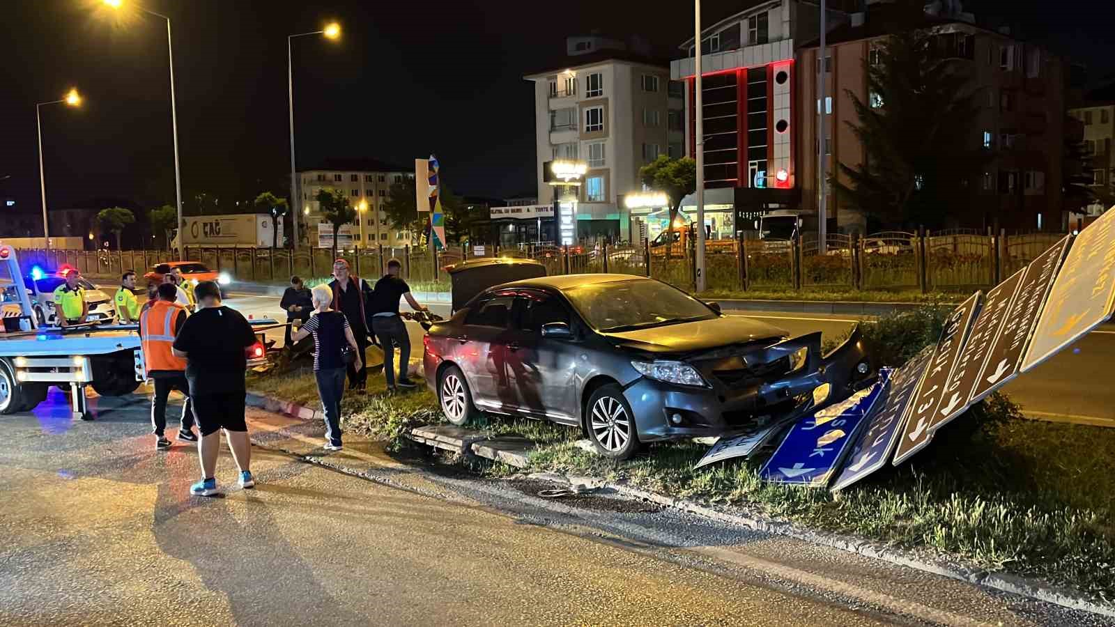 Sürücüsü fenalaşan otomobil tabelaya çarptı: 1 yaralı ...BoluNet