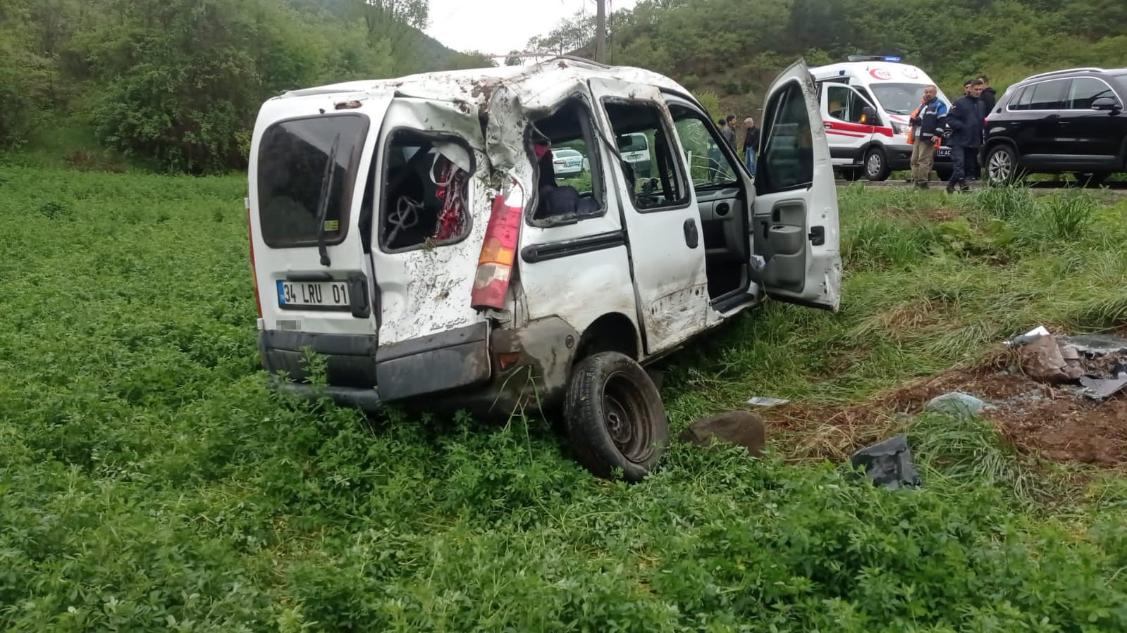 Takla atan hafif ticari araçtan yara almadan kurtuldular ...BoluNet