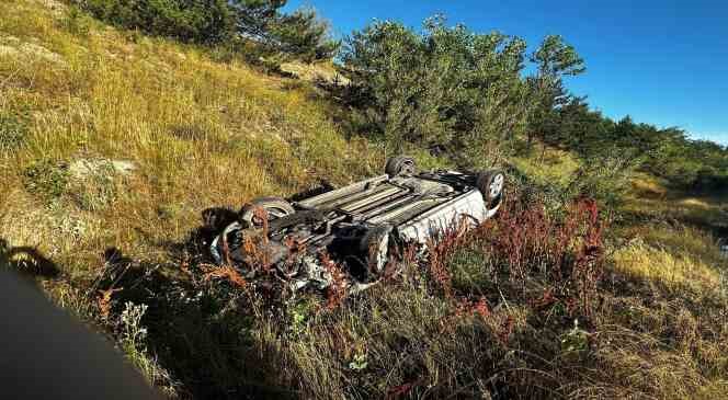 Takla atan otomobilde sıkışan yaralıları itfaiye ekipleri kurtardı 