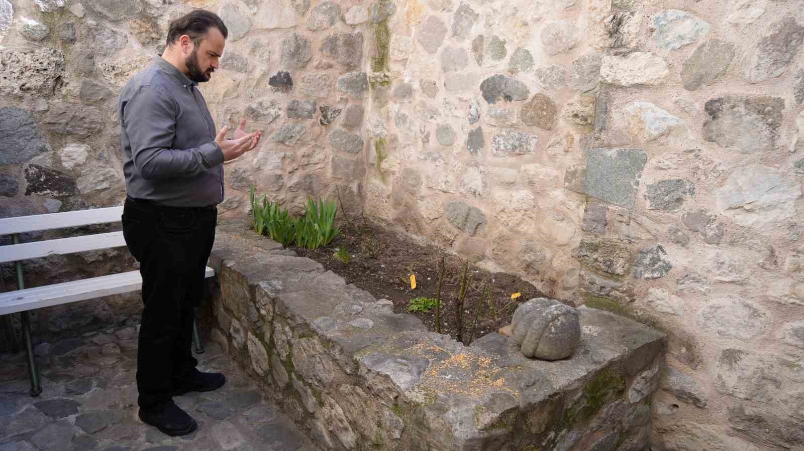 Tarihi handa dükkanlar arasında kalan türbe...BoluNet