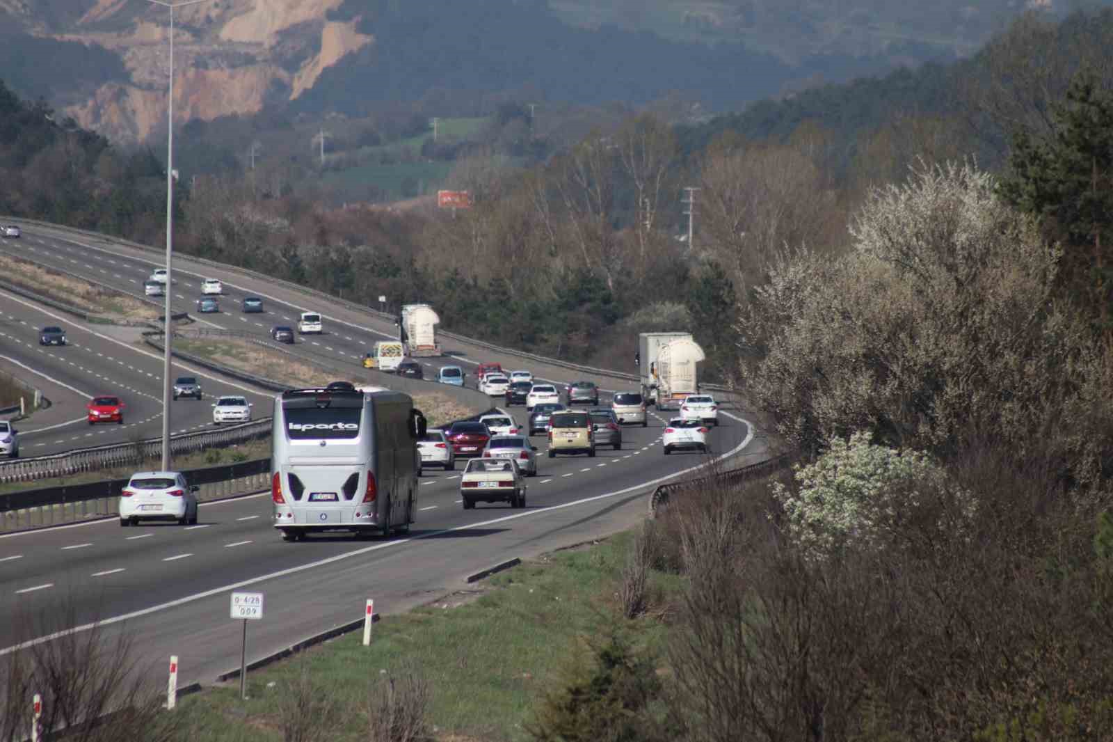 Tatil dönüşü Bolu geçişinde trafik akıcı ...BoluNet