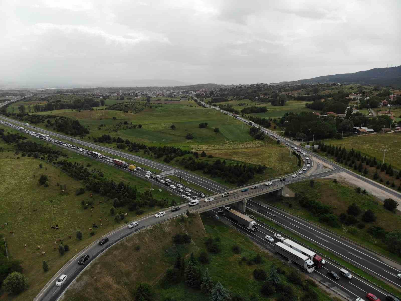 Tatilcilerin trafik çilesi: Uzun araç kuyrukları oluştu ...BoluNet