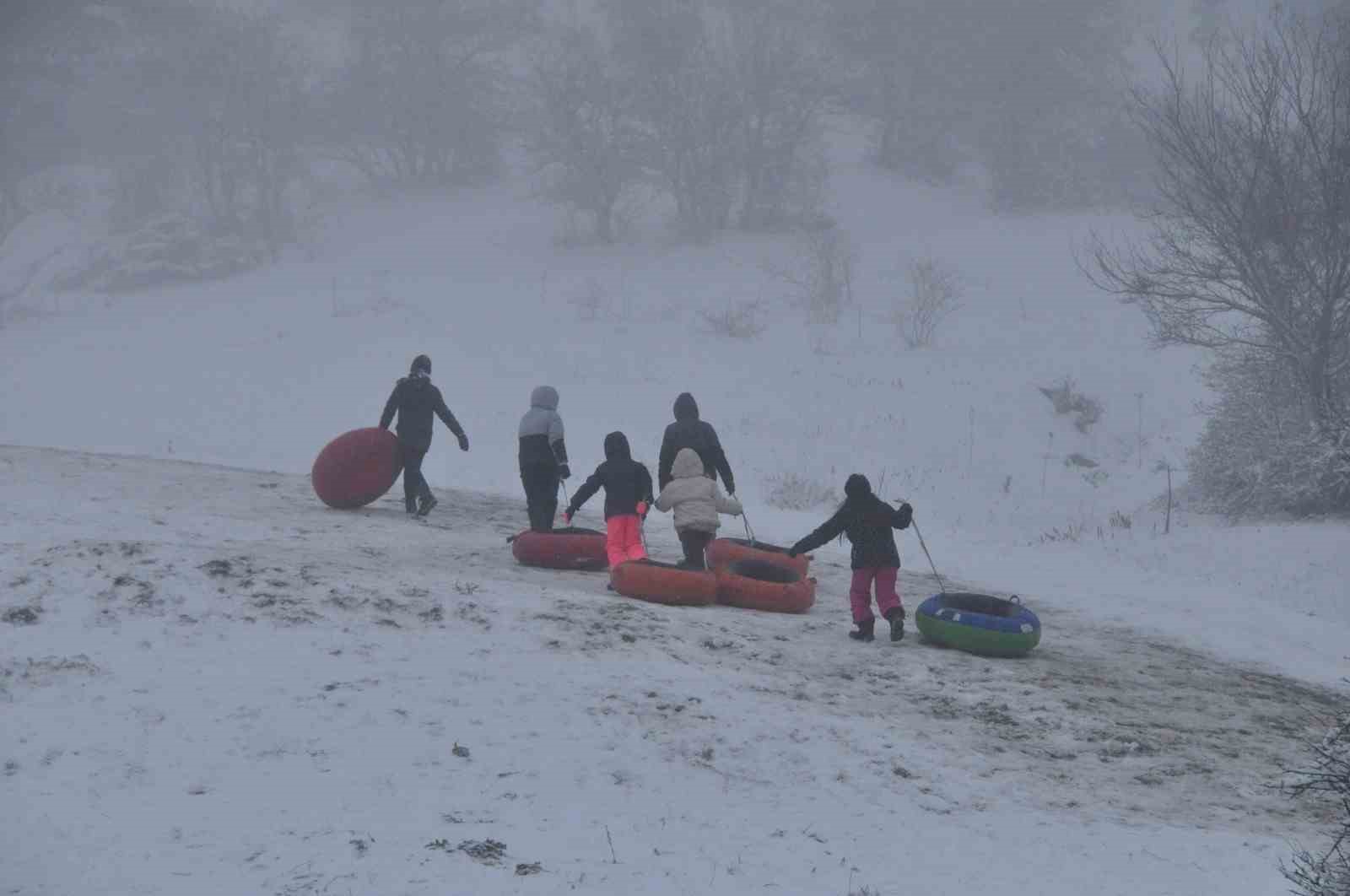 Tatilin keyfini kayarak çıkardılar: Şambrellerle doyasıya eğlendiler...BoluNet