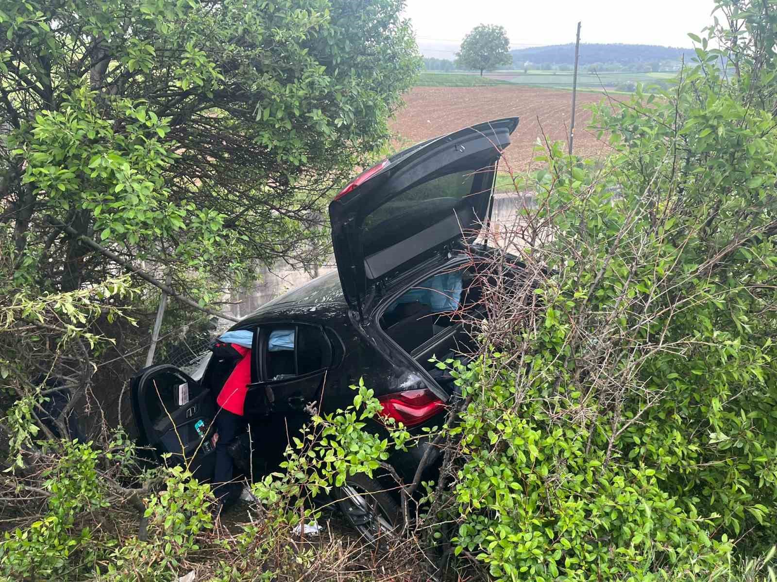 TEM’de bariyerleri aşan otomobil şarampole uçtu: 4 yaralı ...BoluNet