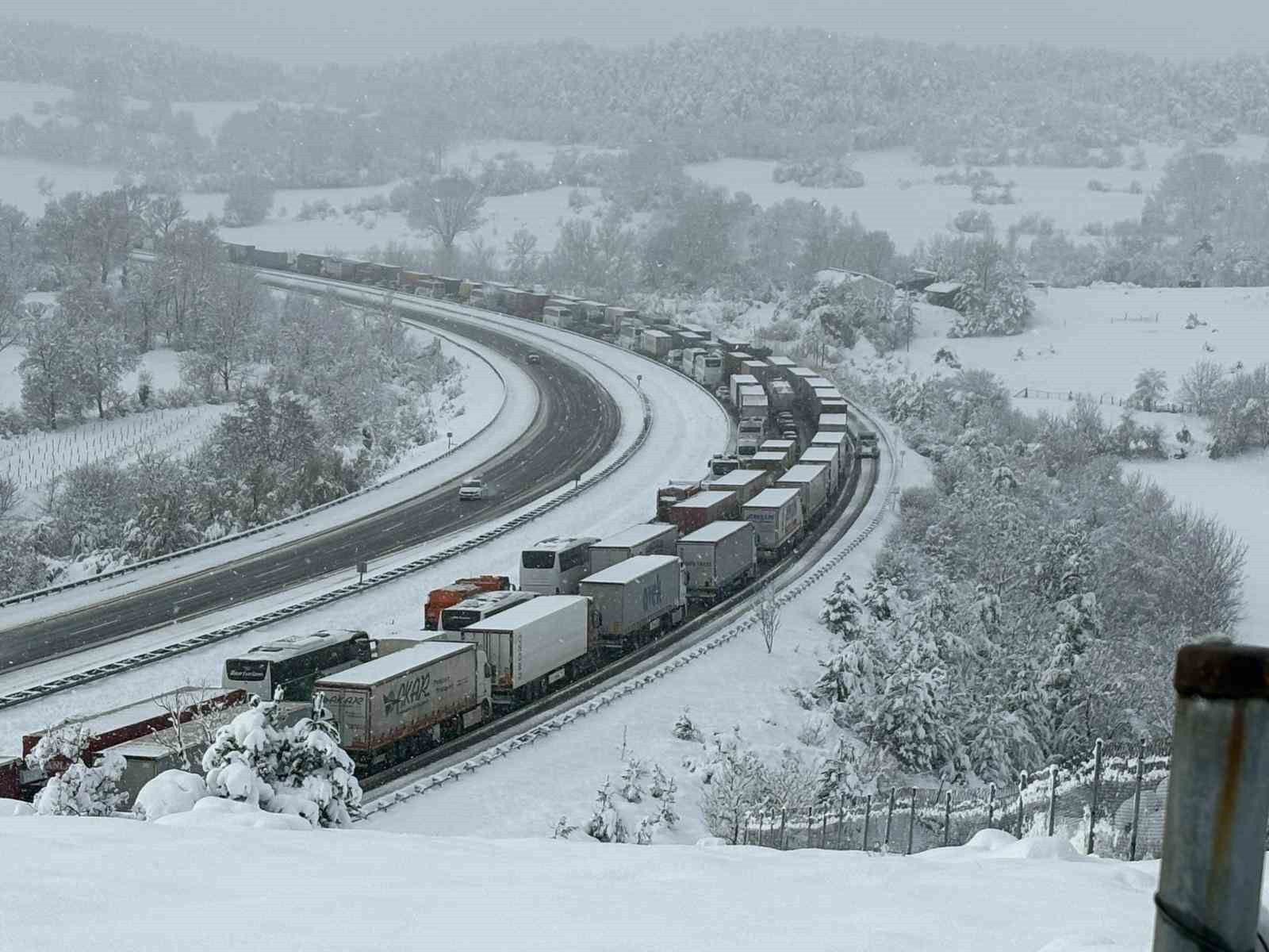 TEM’de trafik durdu, maddi hasarlı kazalar yüzünden yol tıkandı ...BoluNet