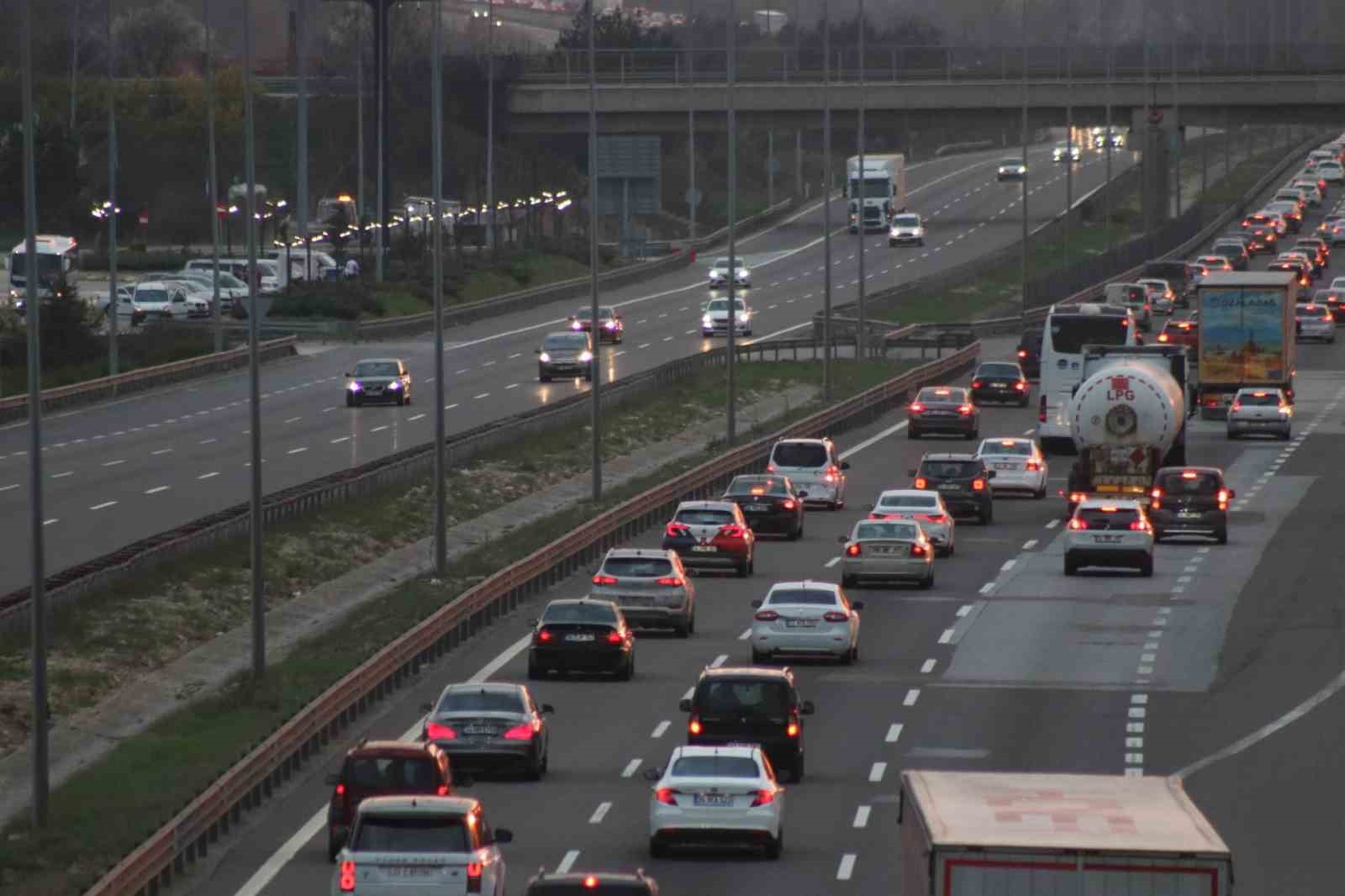 TEM’in Bolu geçişinde tatilcilerin trafik çilesi ...BoluNet