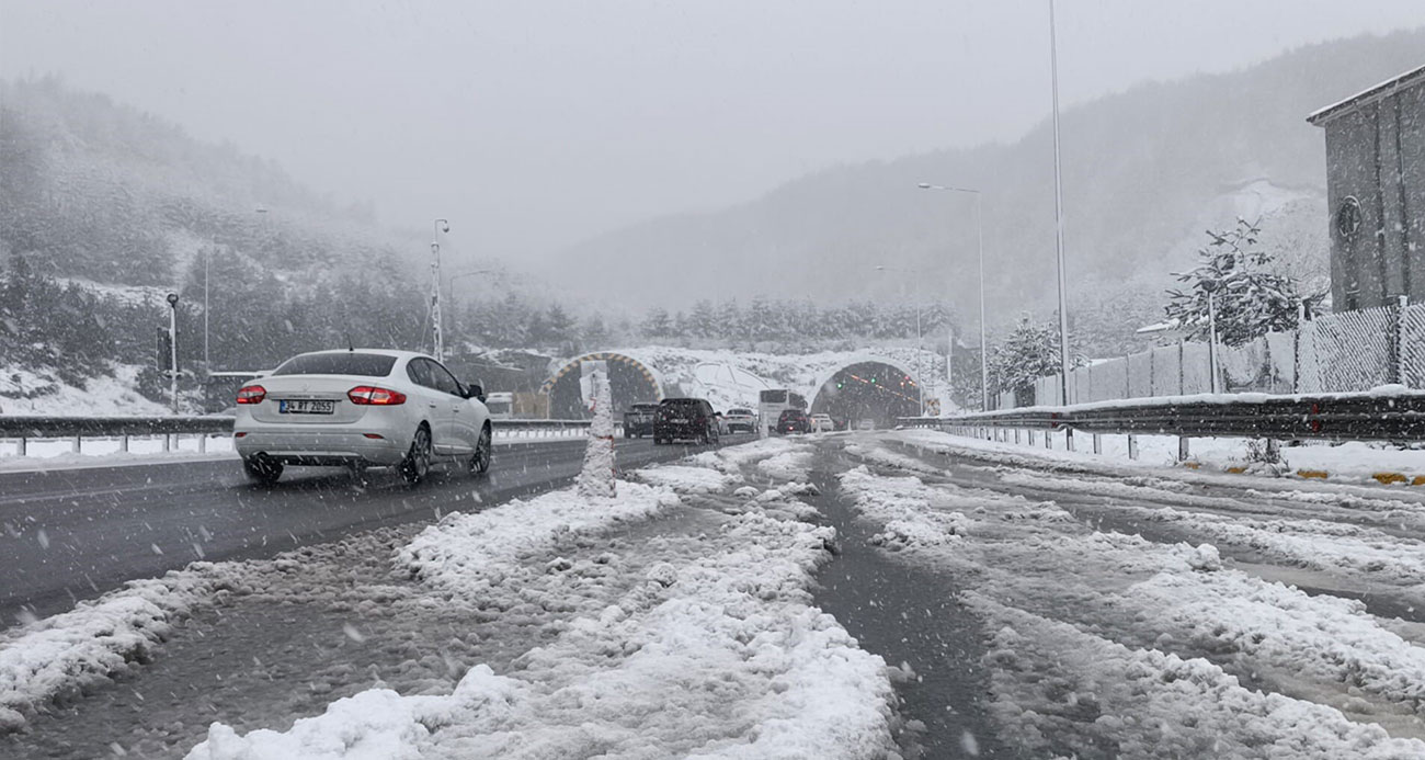 TEM Otoyolu Bolu geçişinde kar yağışı etkisini sürdürüyor 