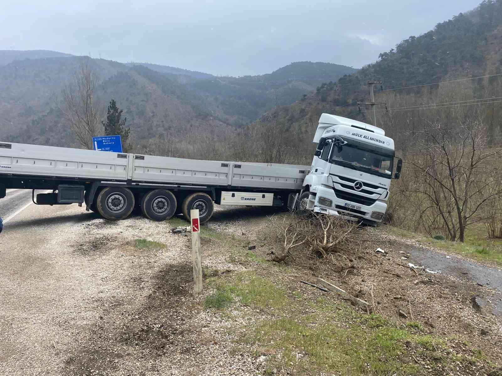 Tır şarampole yuvarlanmaktan son anda kurtuldu...BoluNet