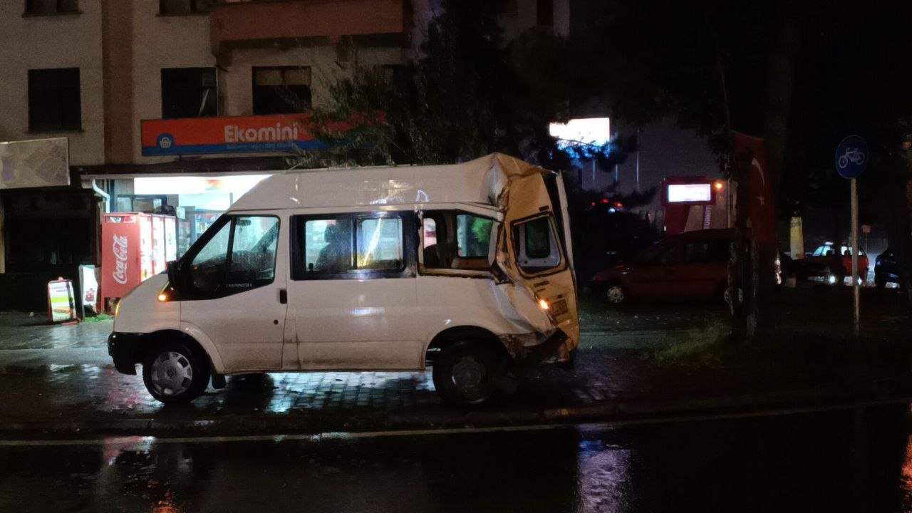 Trafik ışıklarında duramayan tır, minibüse çarptı 