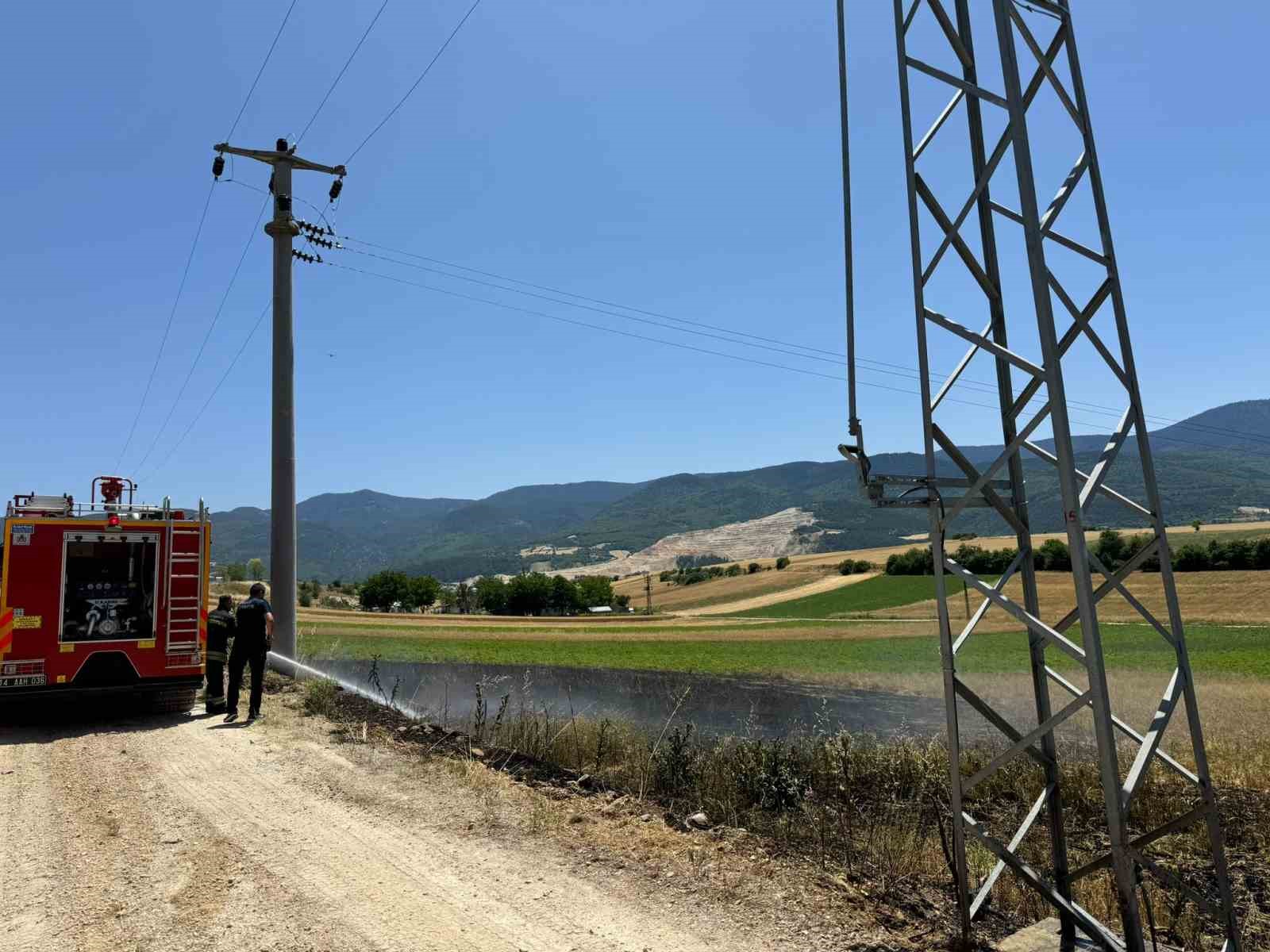 Trafodan çıkan kıvılcımlar arpa ekili tarlayı yaktı ...BoluNet