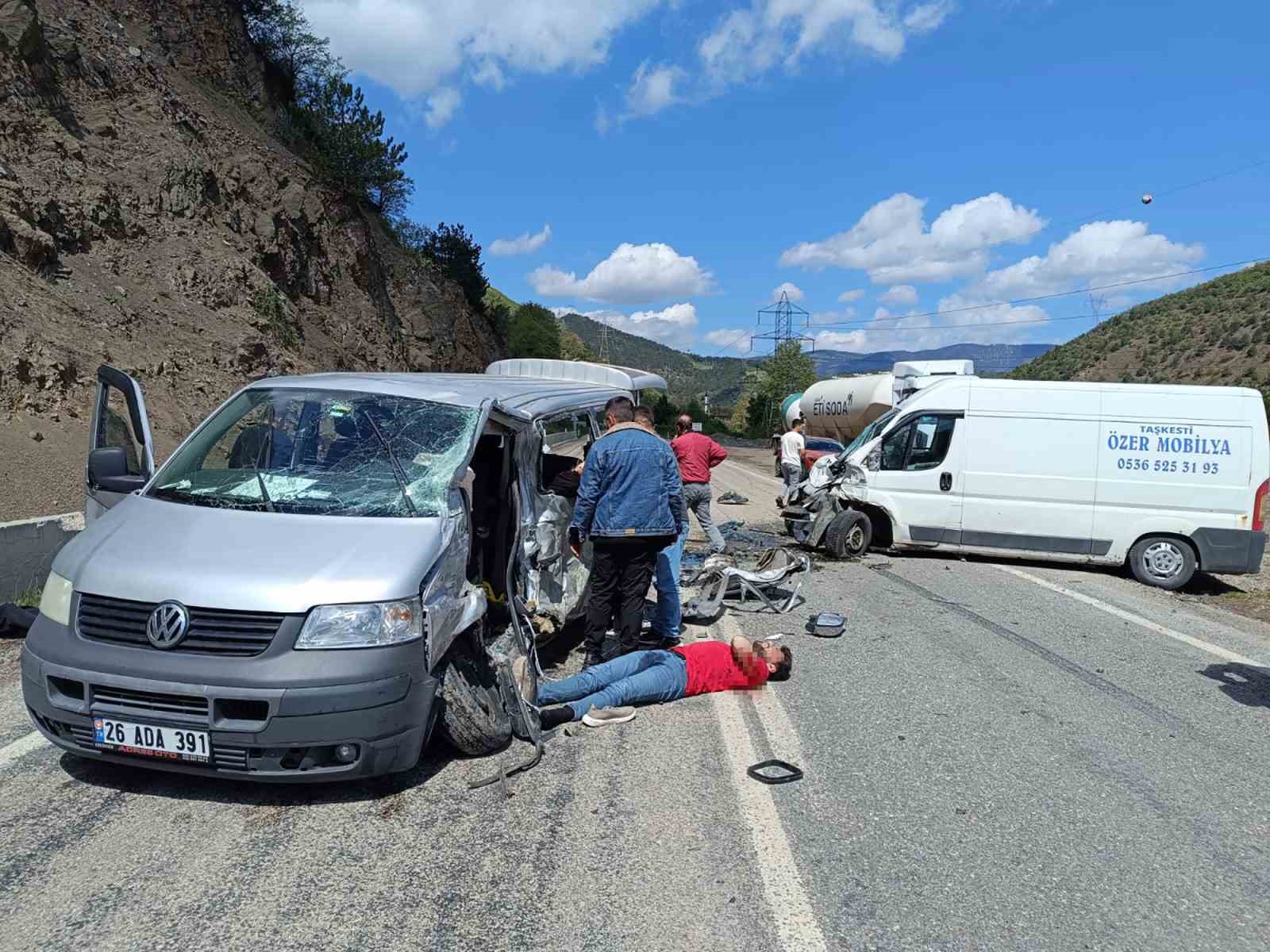 Üniversite öğrencilerini taşıyan araç kazaya karıştı: 15 yaralı ...BoluNet