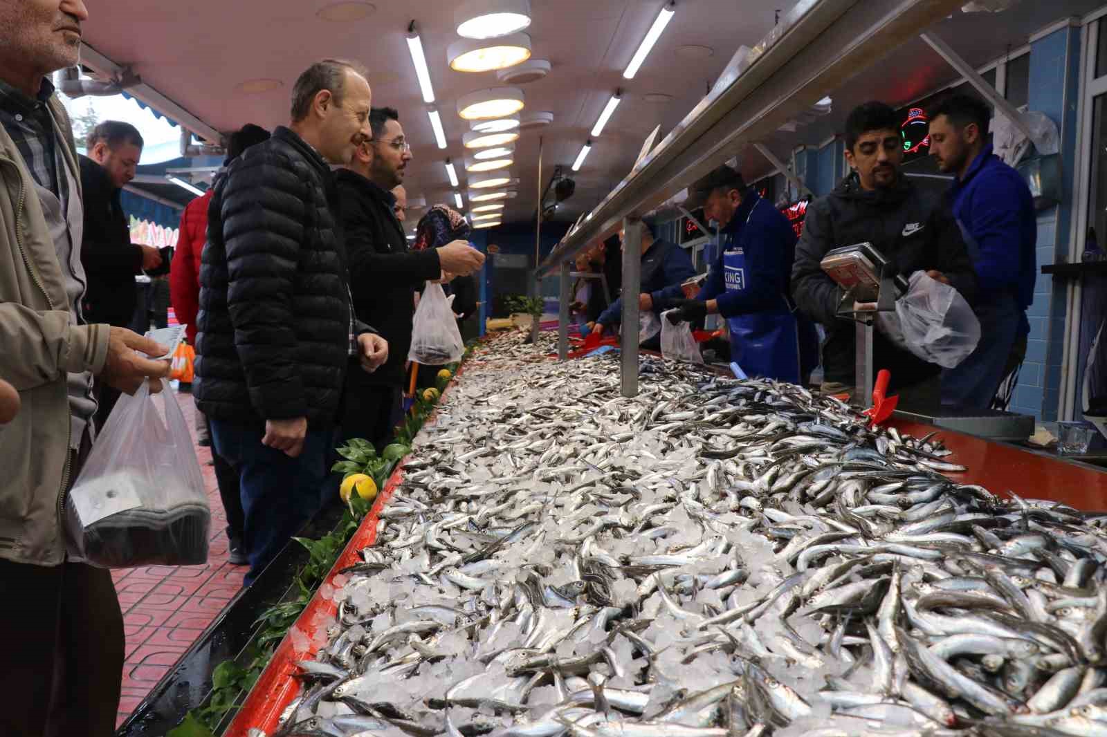 Vatandaş hamsi tezgahlarına akın etti 