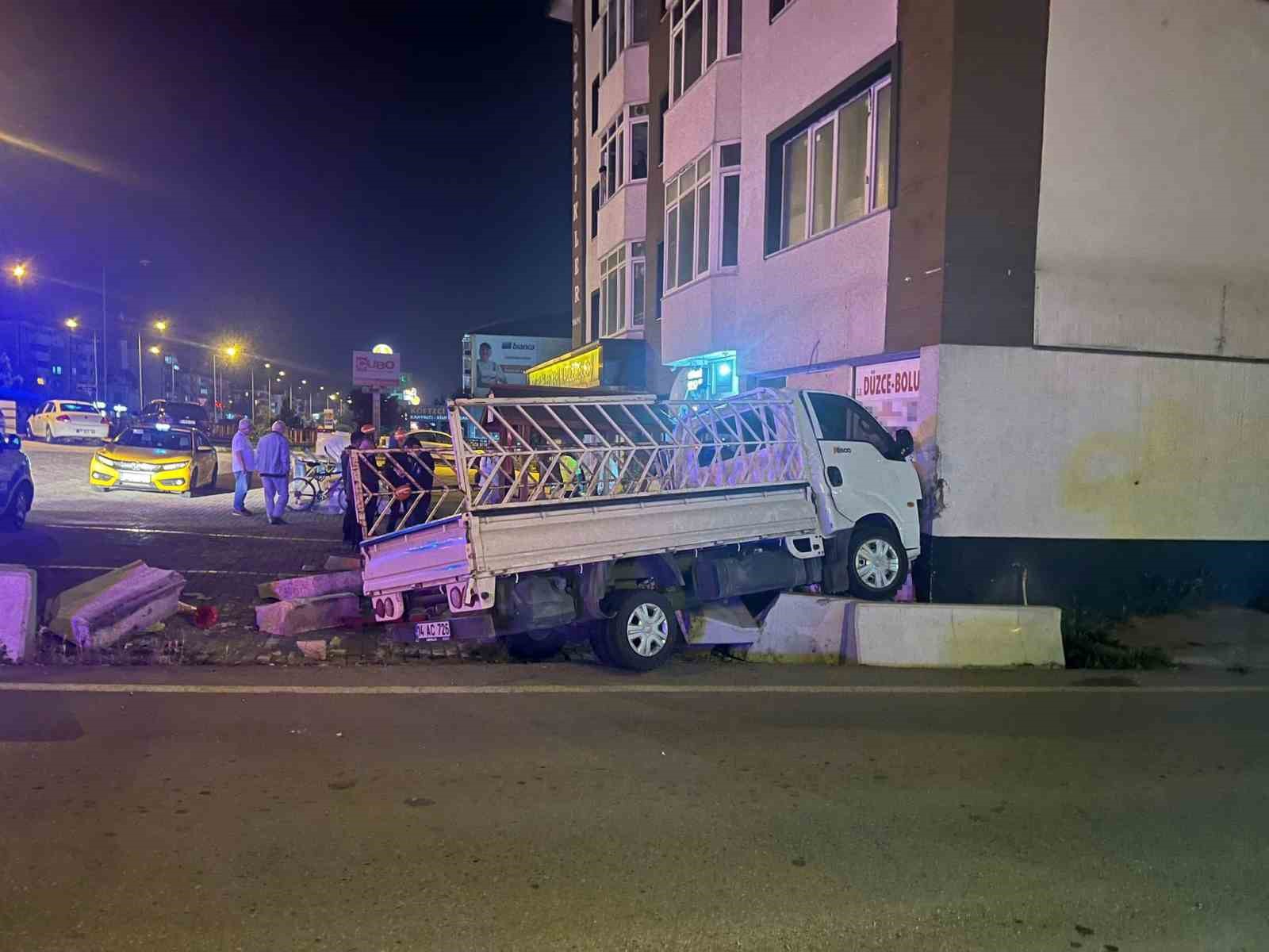 Virajı alamayan kamyonet dükkanlara daldı ...BoluNet