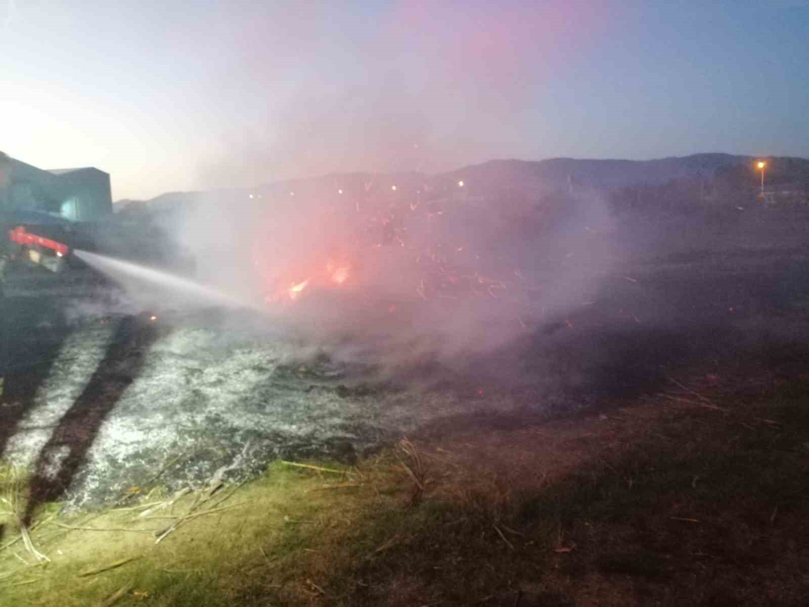 Yakılan anız ateşi büyüyünce itfaiye harekete geçti