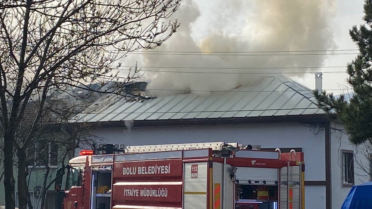 Yaşlı çiftin balkona koyduğu kömür kovası 3 evi yaktı...BoluNet