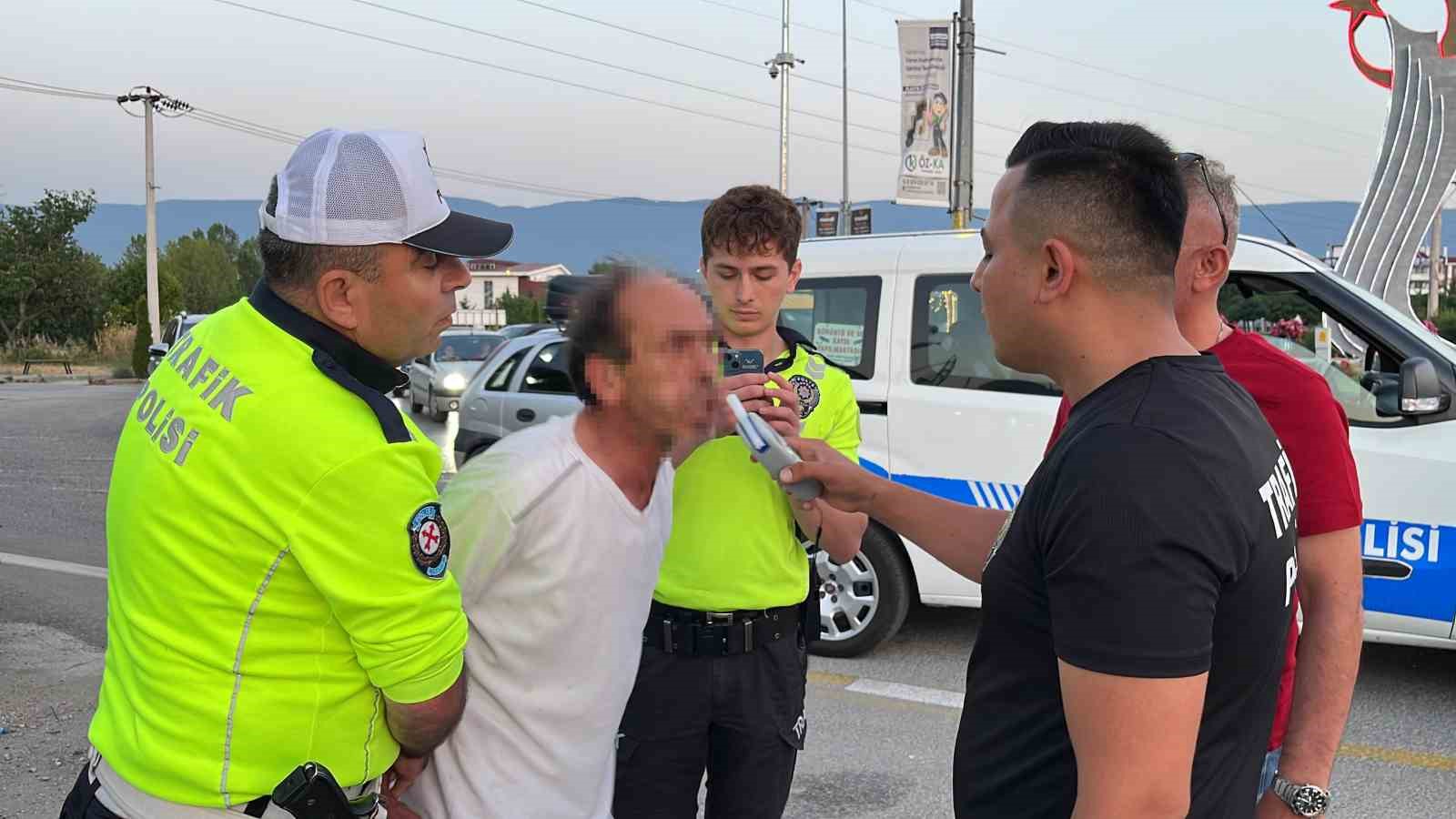 Yol kenarına tuvaletini yapan alkollü sürücü polise yakalandı: Ehliyetine el konuldu ...BoluNet