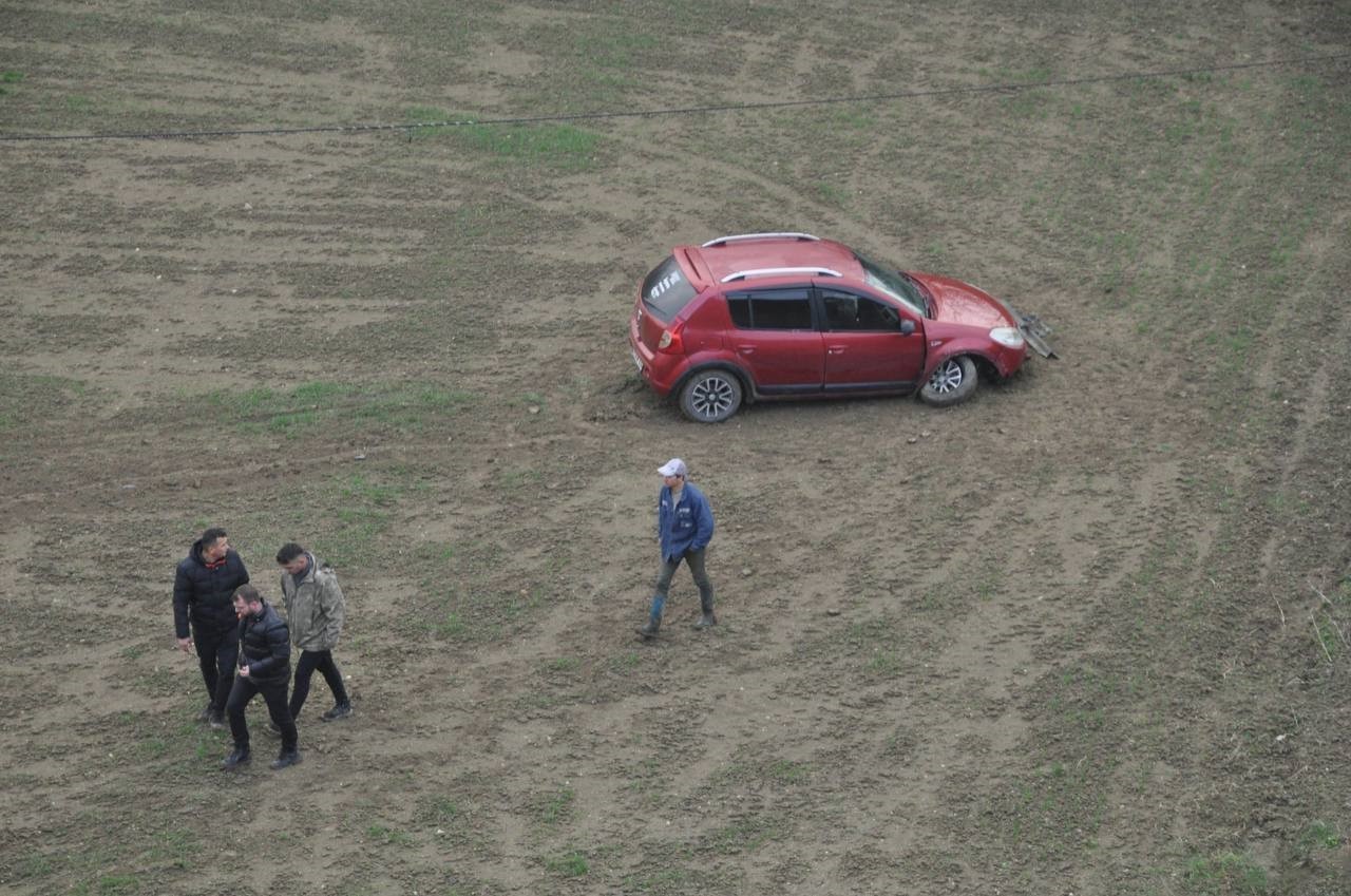 Yoldan çıkan otomobil, tarlaya uçtu: 1 yaralı...BoluNet