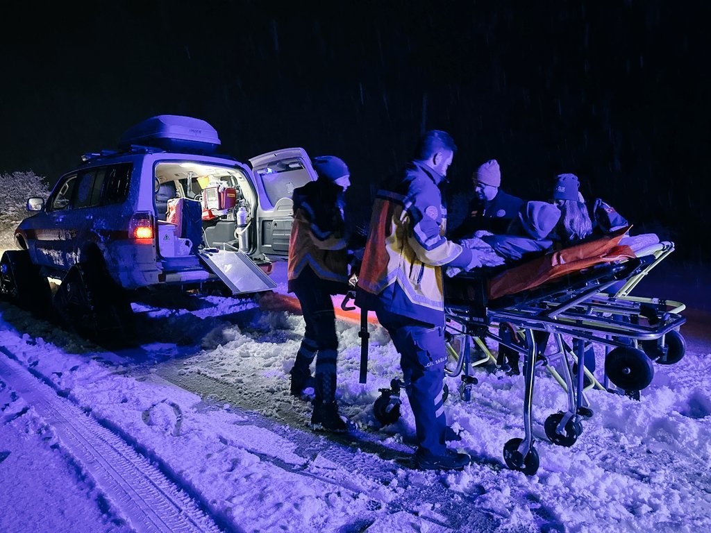 Zorlu kış şartlarında paletli ambulans ile 72 yaşındaki hastaya ulaştılar...BoluNet