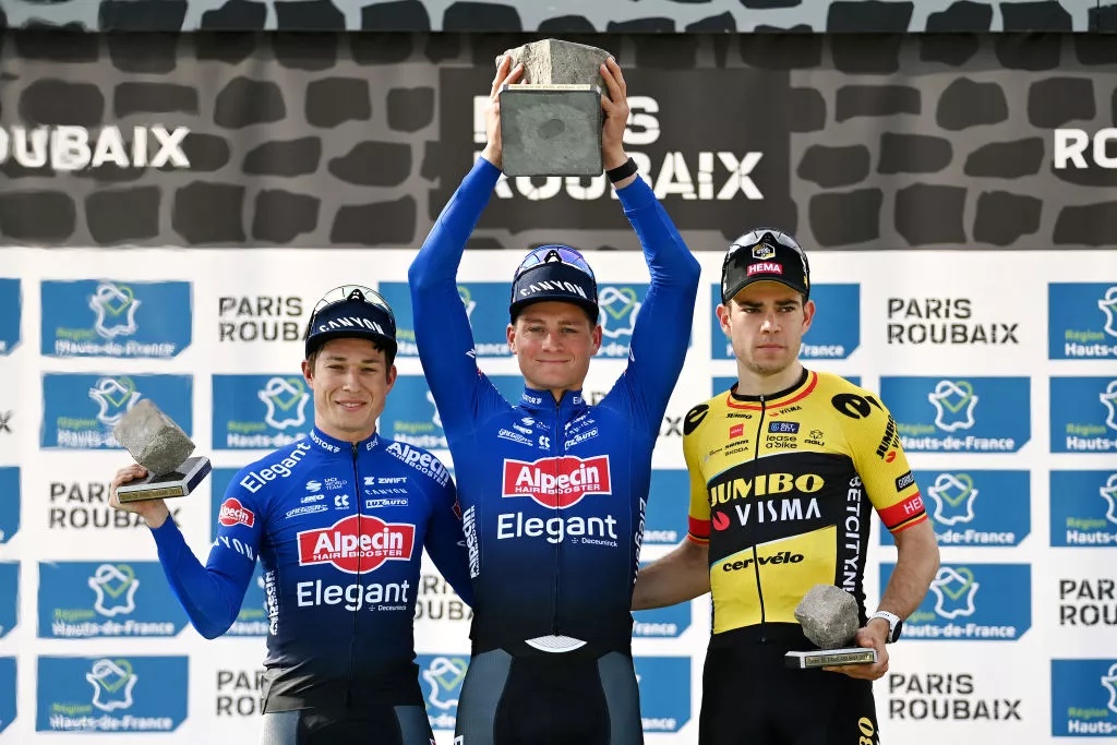 Van der Poel, Rekor Bir Hızla Paris-Roubaix'i kazandı!